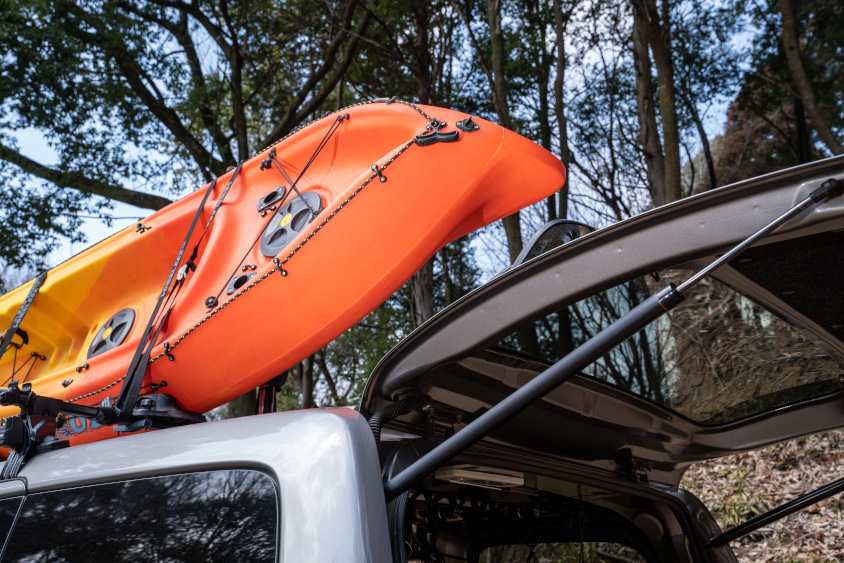 日産・NV200バネットのリアゲートに干渉しないボートの積み方