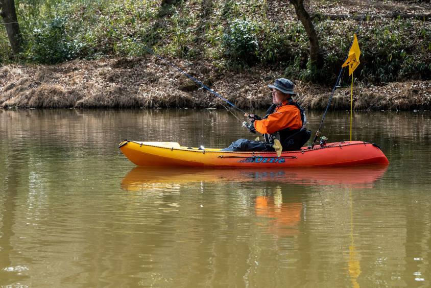 ボートでバス釣りをするおそとまん