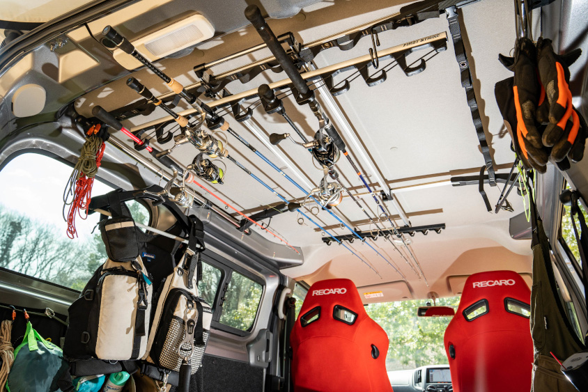 日産・NV200バネットのルーフに収納する釣り竿