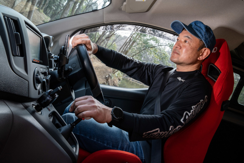 日産・NV200バネットを運転するおそとまん