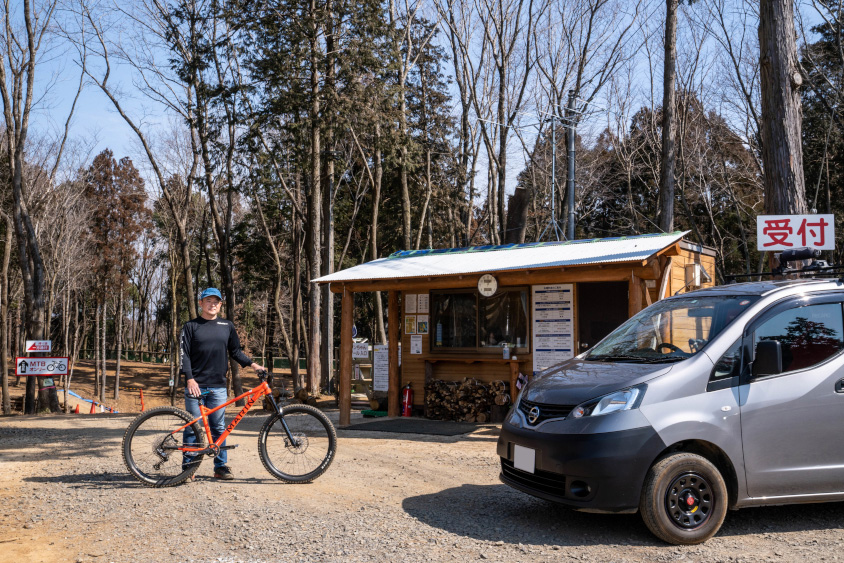 かすみがうらドッグ＆MTBパークのゲートと日産・NV200バネットとおとそまん