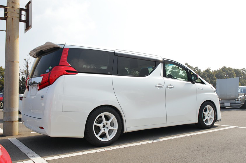 トヨタ・ヴェルファイアHV(AYH30) リアサイドビュー