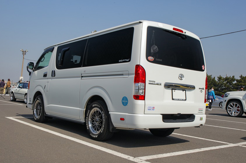 トヨタ・レジアスエース（KDH201）　リアサイドビュー