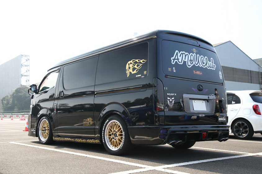 トヨタ・ハイエース(TRH214W) リアサイドビュー