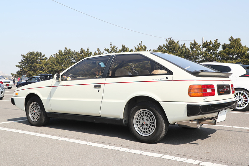 いすゞ・ピアッツァ（JR130） リアサイドビュー