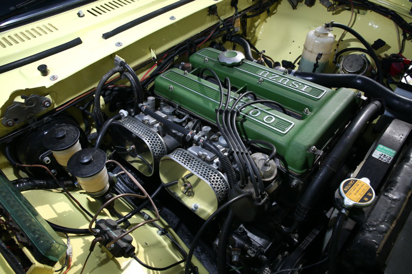 いすゞ・117クーペ（PA95） エンジンルーム