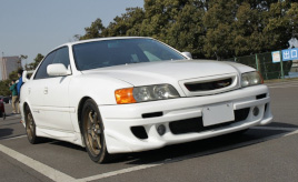 トヨタの新旧４ドアセダンの魅力