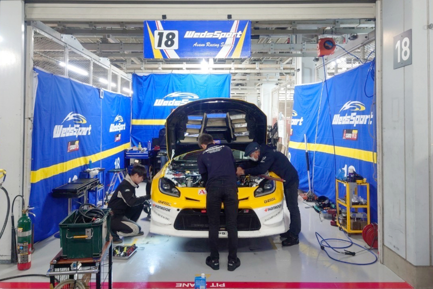 浅野レーシングサービスのピットの様子