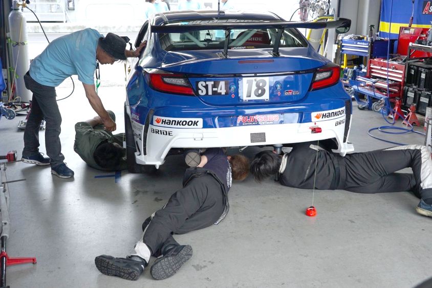 No.18 浅野レーシングサービス WedsSport GR86のマシン整備の様子