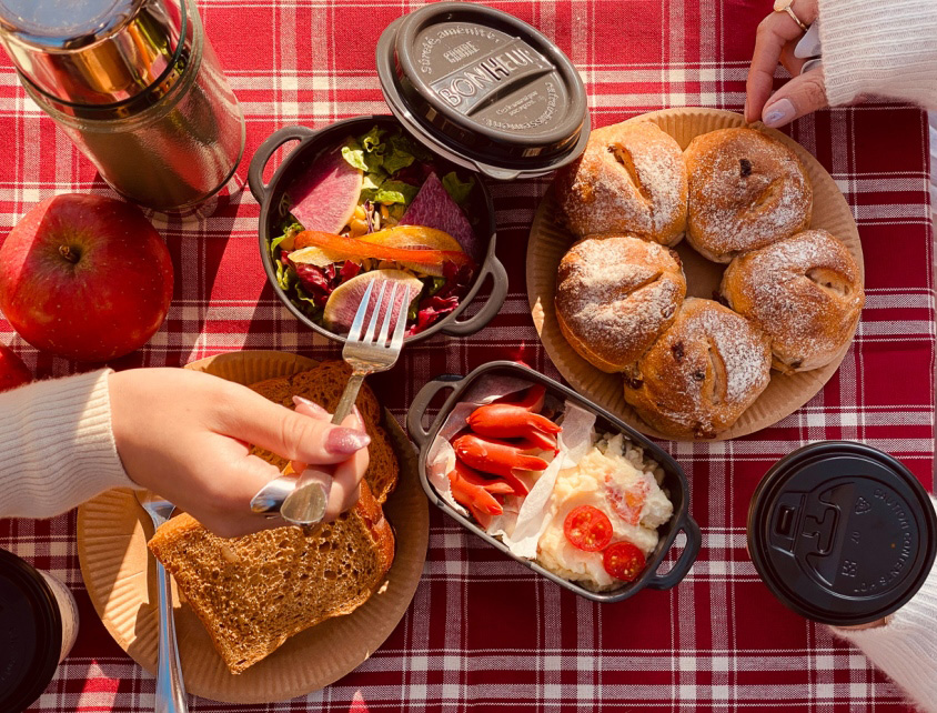 スマホ撮影、ピクニックでお弁当をインスタ映えするには食事に手を添えると臨場感が出る