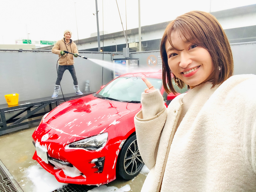 洗車を楽しむ、洗車場で彼氏が頑張っているとこをぱちり！インスタにアップしたら映えするし友人の反応が面白そう！