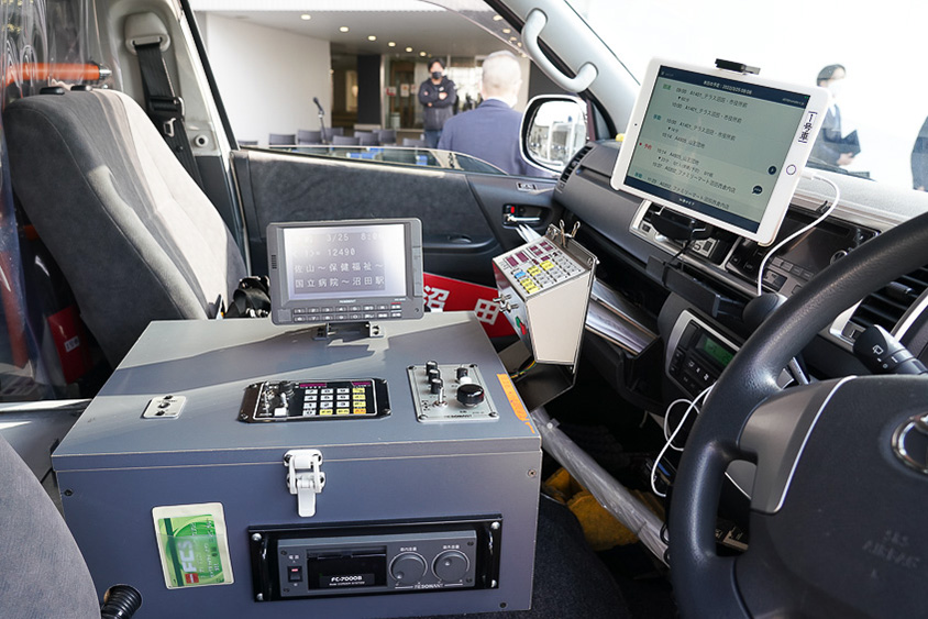 「ぬまくる」の車内。新たに導入されたタブレット