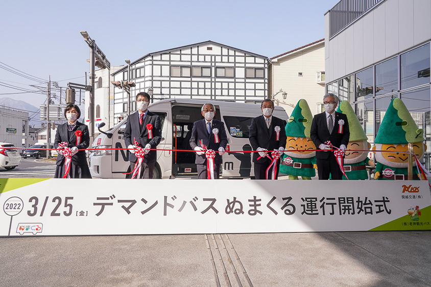 出発式のテープカット。「ぬまくる」命名者の星野羽奏さん、久保健二沼田市議会議長、横山公一市長、関越交通株式会社 常務取締役 阿部正治氏、MONET Technologies株式会社 代表取締役副社長 兼 COO 柴尾嘉秀氏