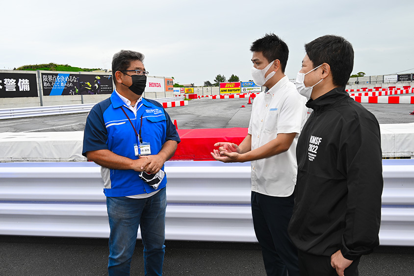 左から翁長達也事務局長、玉城佑主査、赤嶺勝磨主任主事