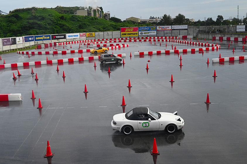 モータースポーツマルチフィールド沖縄で遊んでいるクルマ