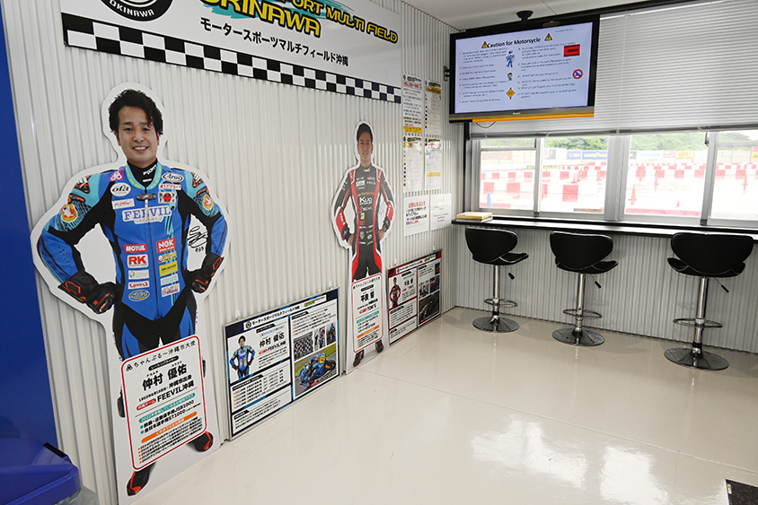 沖縄出身の仲村優佑選手と平良響選手