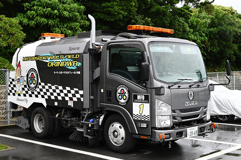 モータースポーツマルチフィールド沖縄の路面清掃車