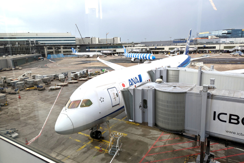フランクフルト国際空港に到着するANA機