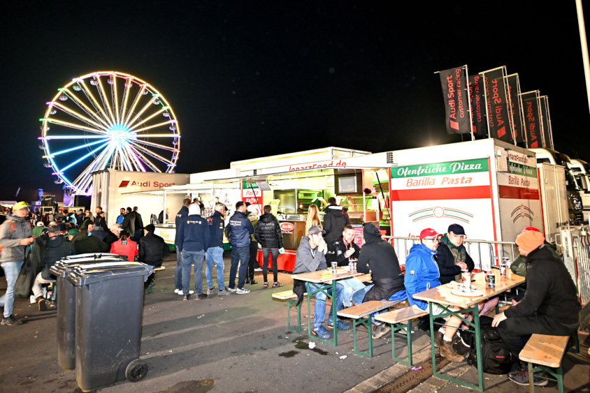 夜のニュルブルクリンク24時間レースの様子