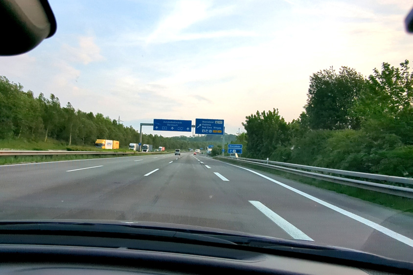 アウトバーンは意外と最高速度も決まっている