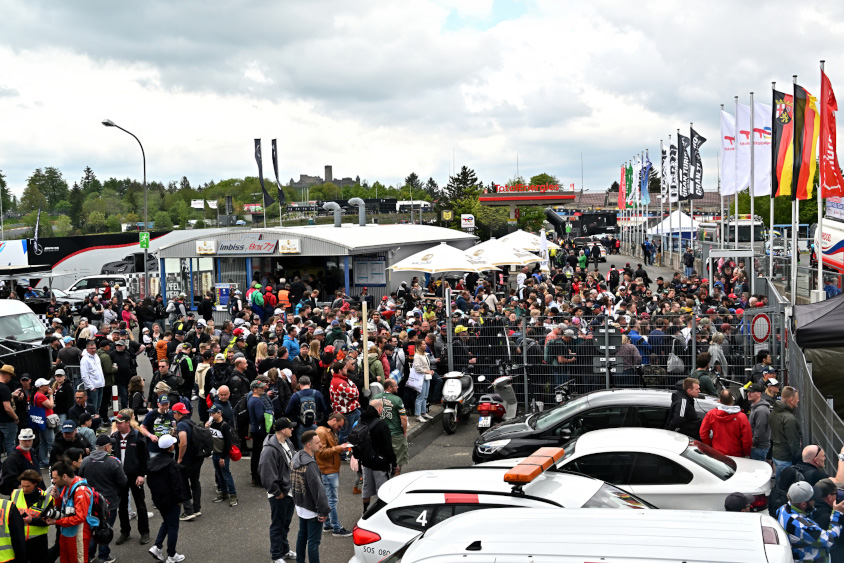 ニュルブルクリンクのパドックの人出