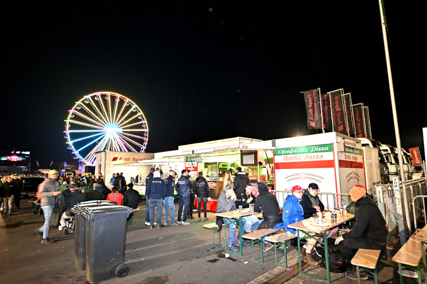 ニュルブルクリンクの夜の観戦風景