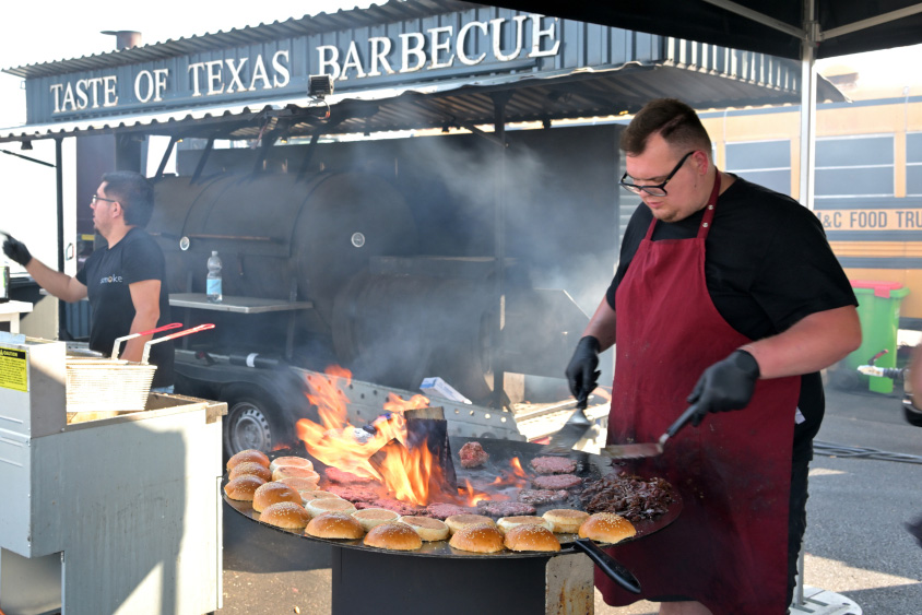 豪快に焼かれるハンバーガー