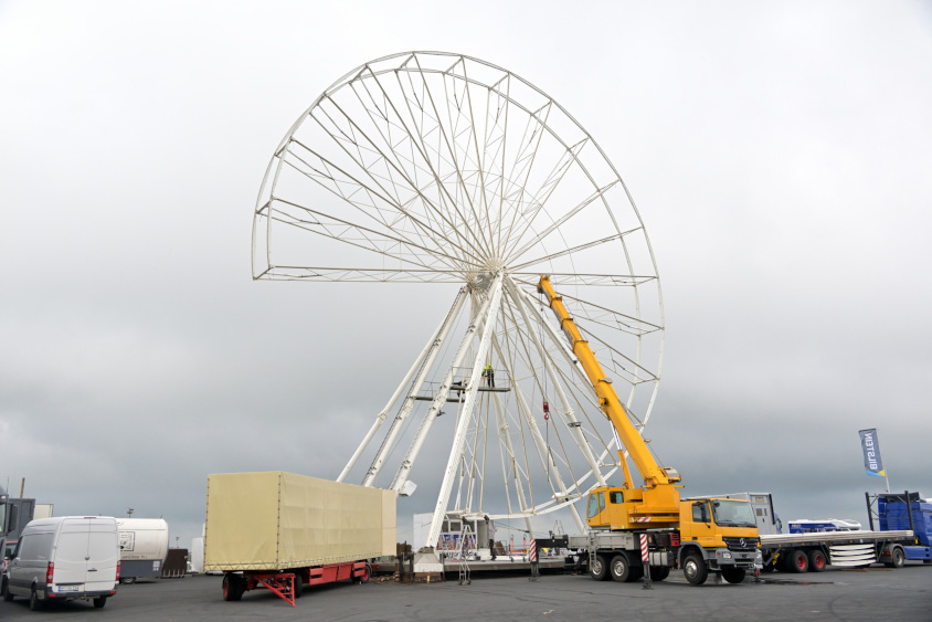ニュルブルクリンクの設営中の観覧車