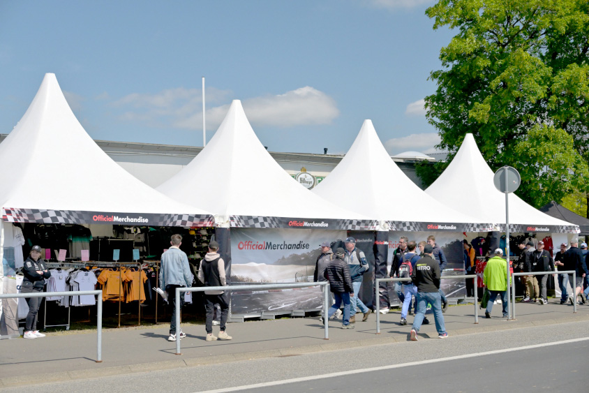 ニュルブルクリンクのパドックのファンショップ