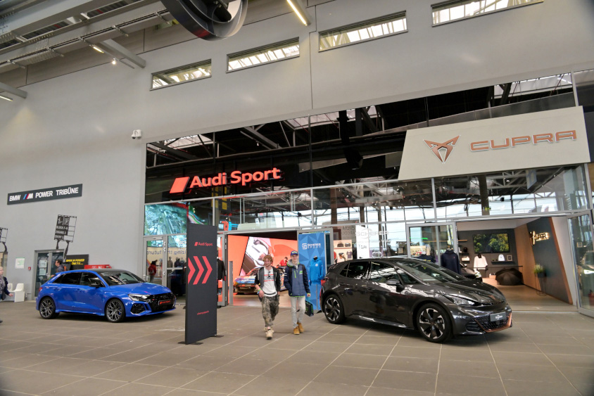 ニュルブルクリンクのメーカーブース