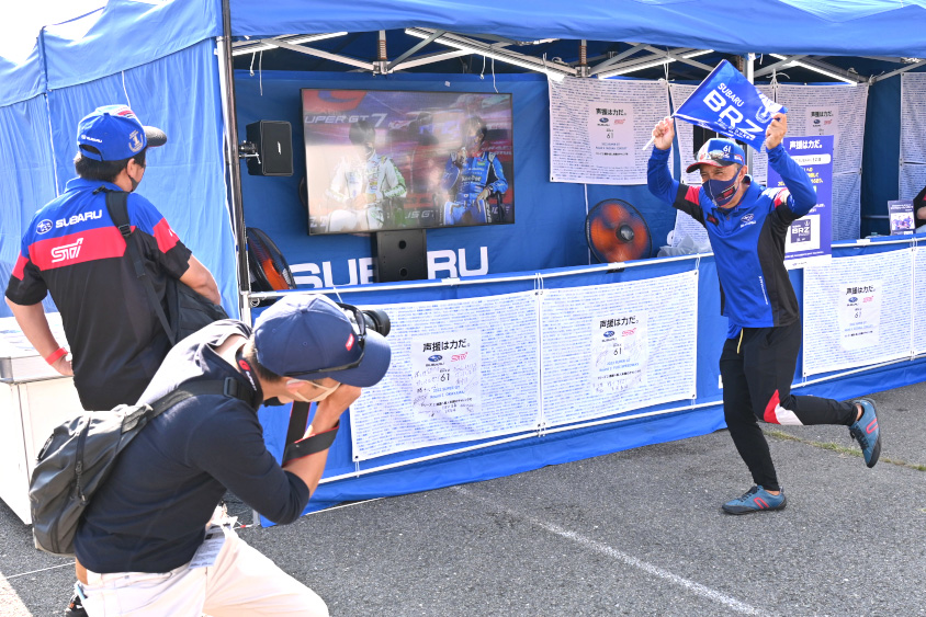 気軽にファンとコミュニケーションを取るマリオ高野さん