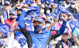 一体感が半端ない！ スバルファンの応援がSUPER GTで際立つワケを応援団長に聞いた