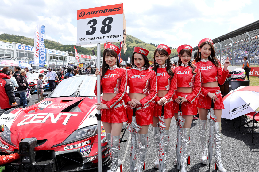 SUPER GTはたくさんのレースクイーンがレースに華を添える