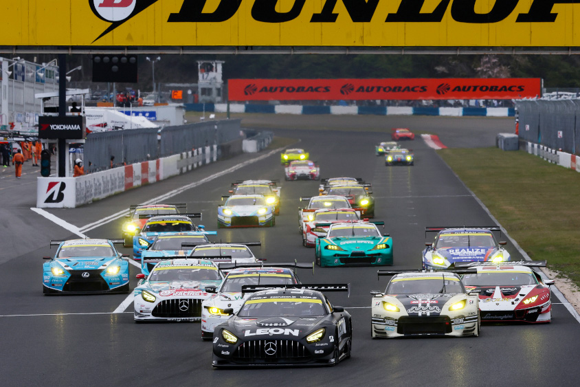 2023 ＳＵＰＥ　ＧＴ第1戦鈴鹿のＧＴ3００クラスのスタートシーン