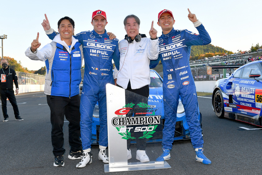 2022年のＧＴ５００でドライバー、チームともダブルタイトルを獲得した平峰 一貴、ベルトラン・バゲットとTEAM IMPUL