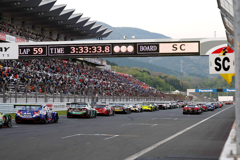 セーフティカーが出動し、ホームストレートで整列している様子