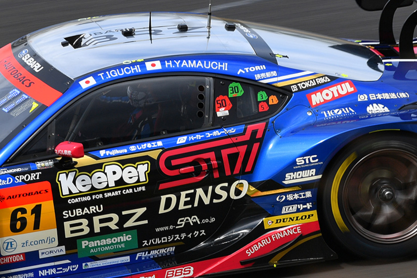 サイドウインドウ後方にハンデウェイトのステッカーが貼られている