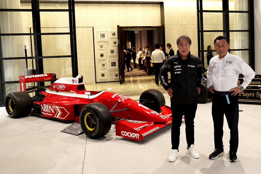 F3000マシンと当時のスター選手である星野一義（左）と中嶋悟（右）