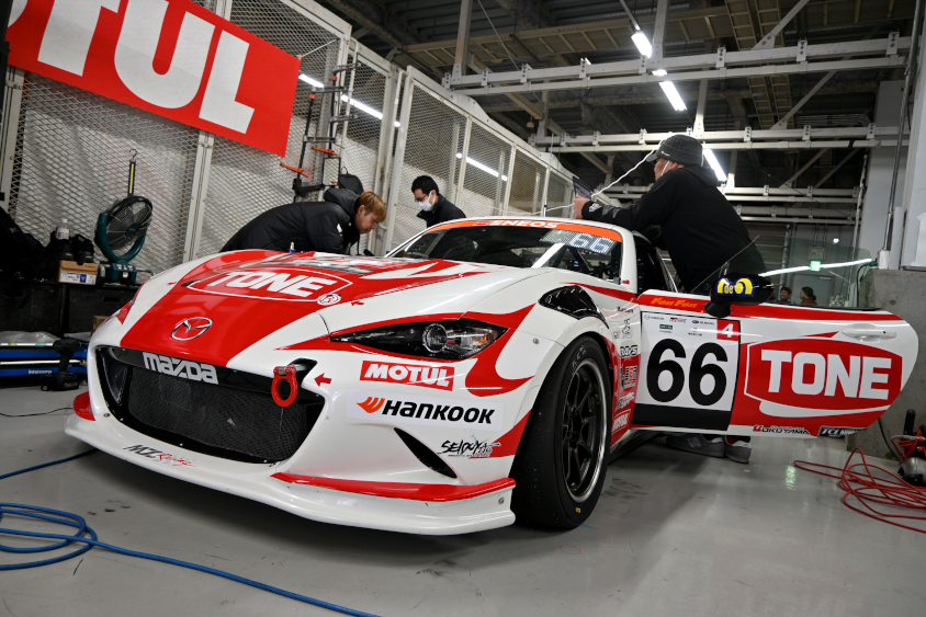 66号車 odula TONE MOTUL ROADSTER RFのフロントビュー