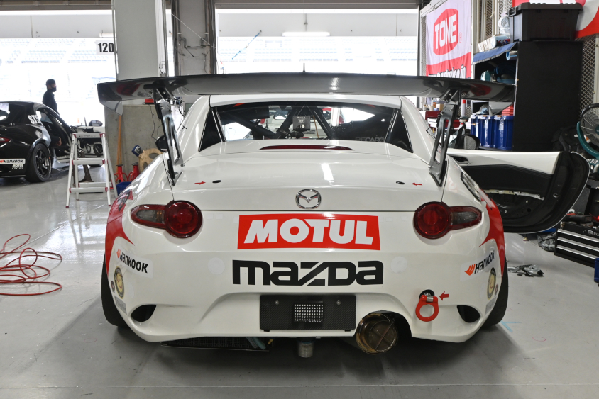 66号車 odula TONE MOTUL ROADSTER RFのリアビュー