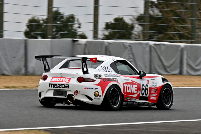 走行する66号車 odula TONE MOTUL ROADSTER RF