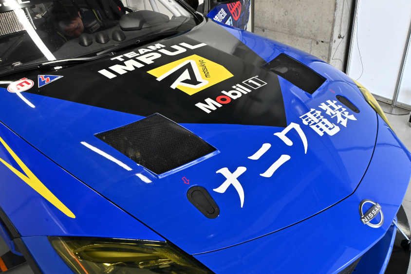 20号車 ナニワ電装TEAM IMPUL Zのボンネットにはメインスポンサーの「ナニワ電装」