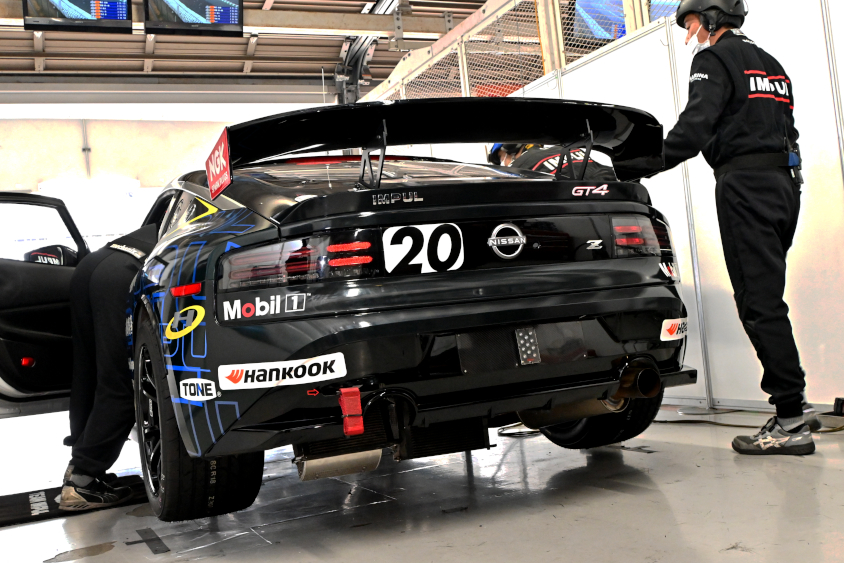 20号車 ナニワ電装TEAM IMPUL Zのリアビュー