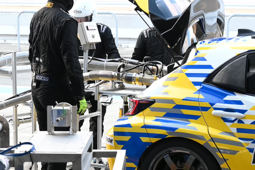 32号車 ORC ROOKIE GR Corolla H2 conceptに液体水素を充填している様子