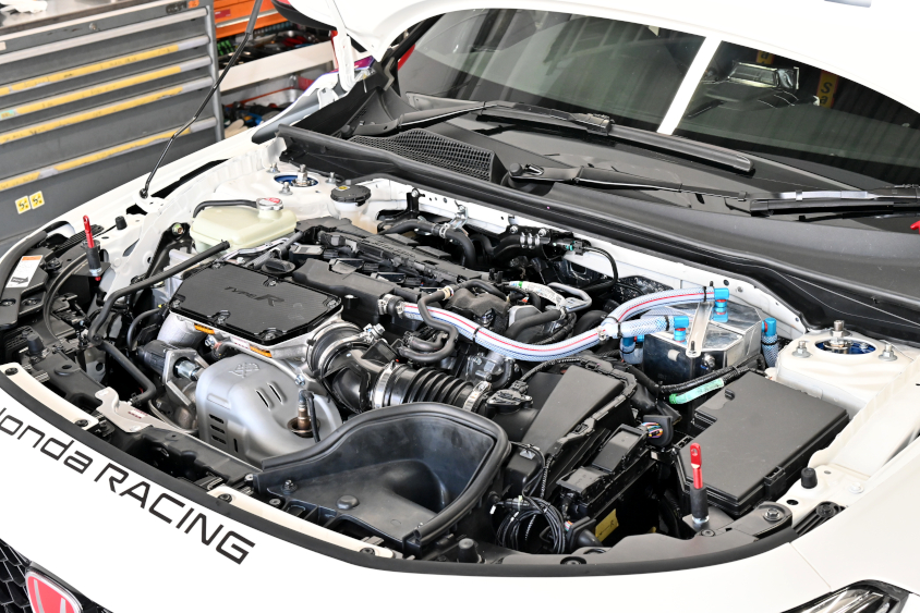 271号車CIVIC TYPE R CNF-Rのエンジンルーム（スーパー耐久公式テスト）