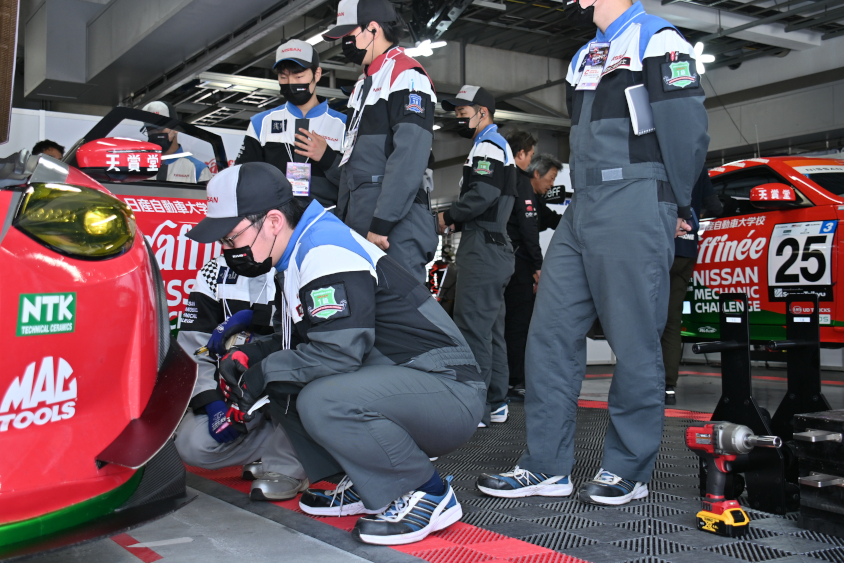 空き時間に学生同士でもマシンについての話が尽きない