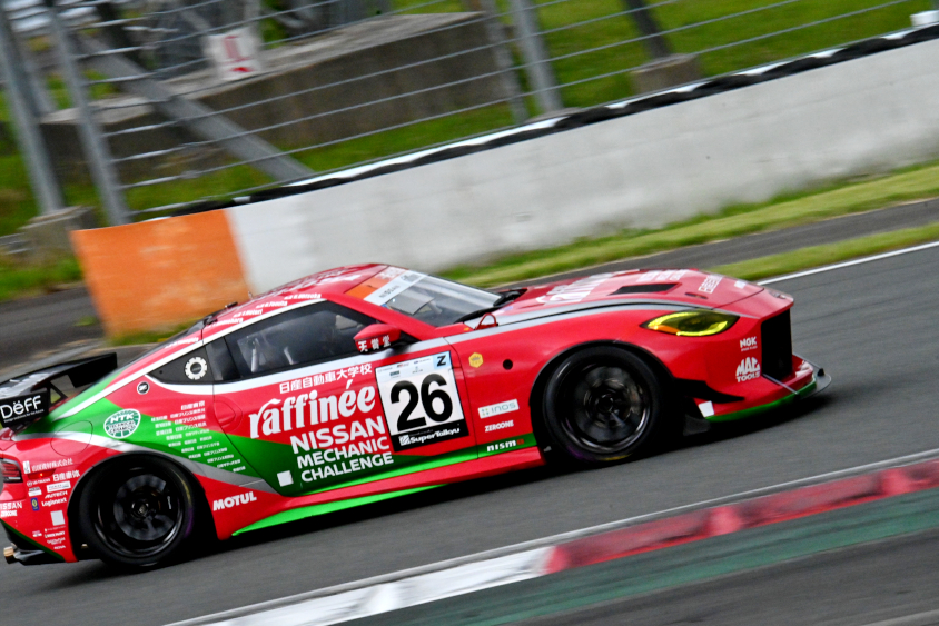26号車 raffinee 日産メカニックチャレンジZ GT4