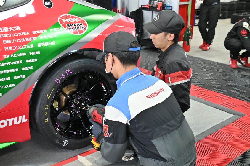 販売店のメカニックも学生にレクチャーする