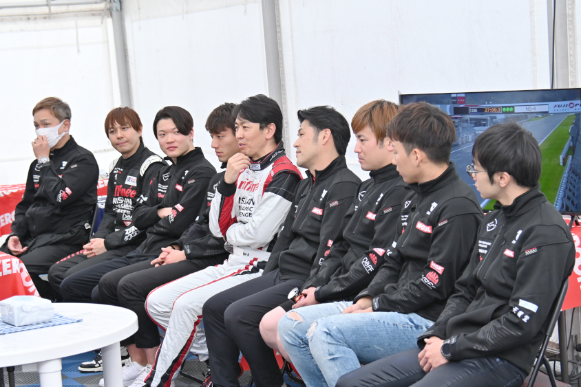 コミュニケーションタイムに参加するTEAM ZEROONEのドライバー