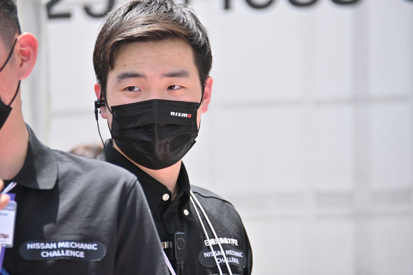 「日産メカニックチャレンジ」に参加している日産横浜自動車大学校3年　松島さん